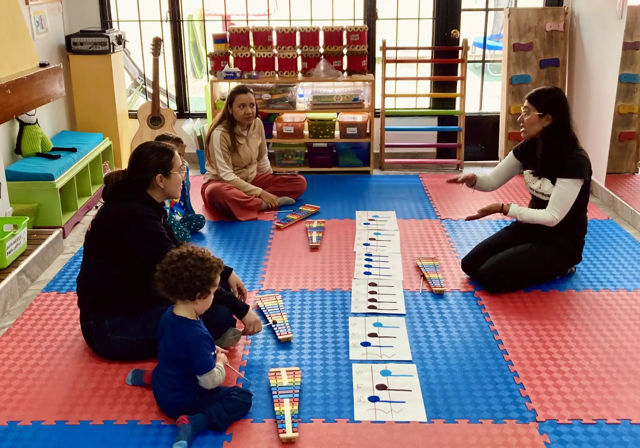 Familias disfrutando clase de música en My Symphony