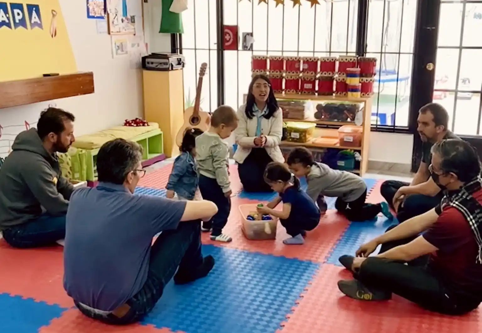 Exploradores Musicales - Bebés y niños con padres