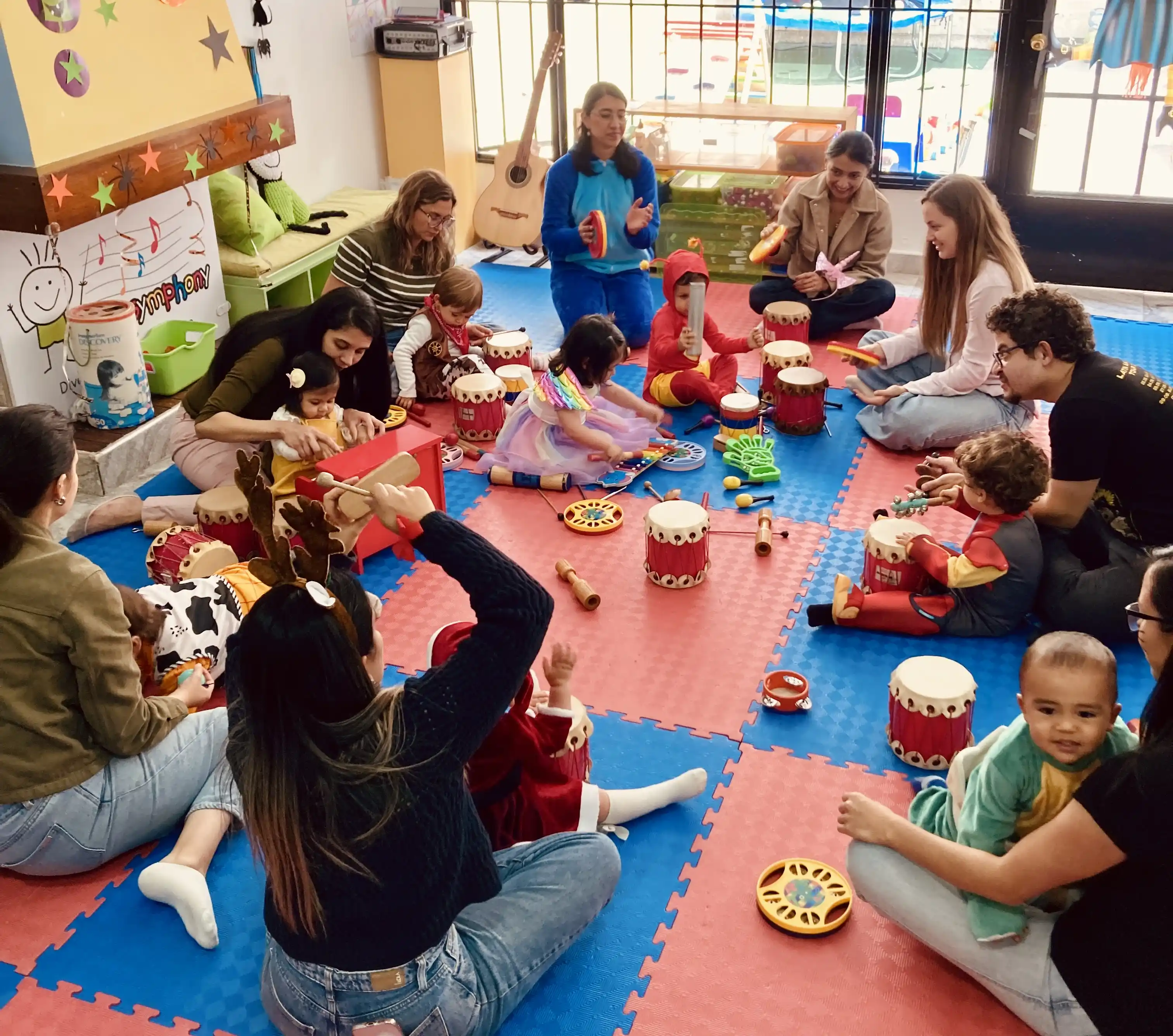 Niño disfrutando música