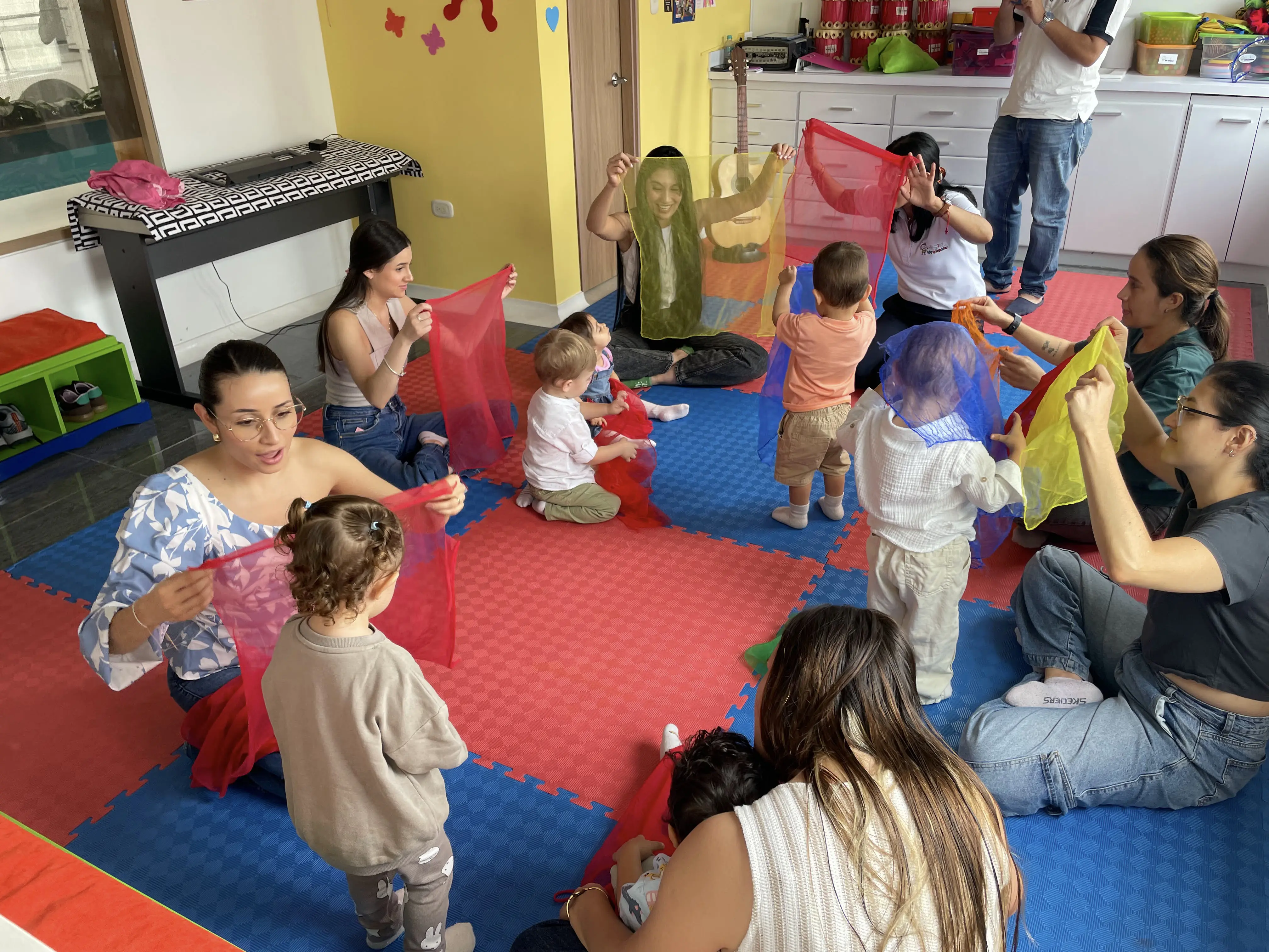 Fundadores con estudiantes