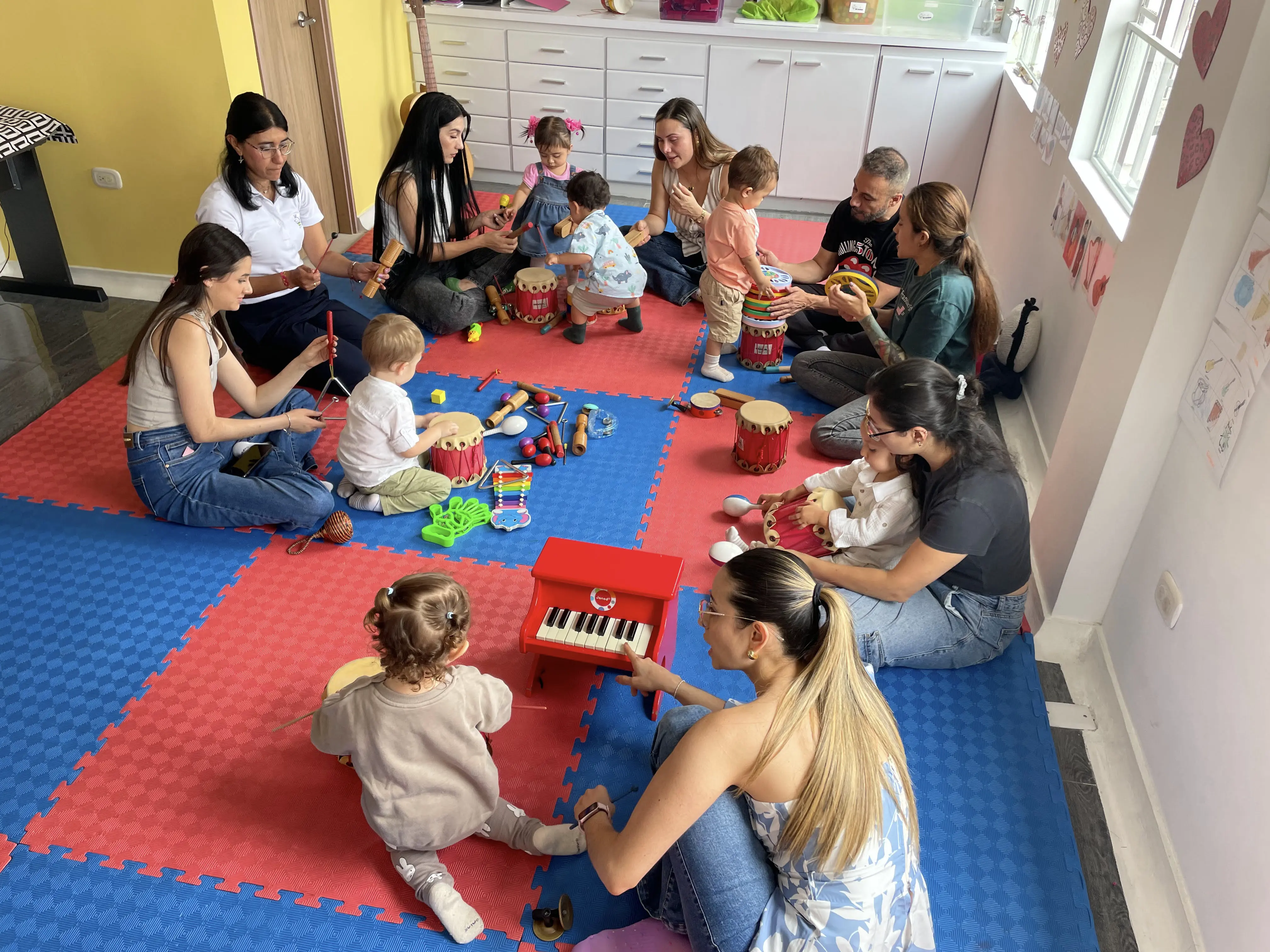 Familias disfrutando clase de música en My Symphony